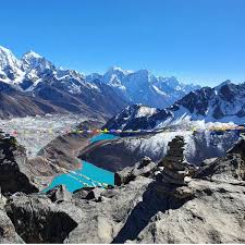 Gokyo Valley turquoise lakes and peaks
